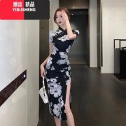 <b>中式立领盘扣旗袍长裙</b>